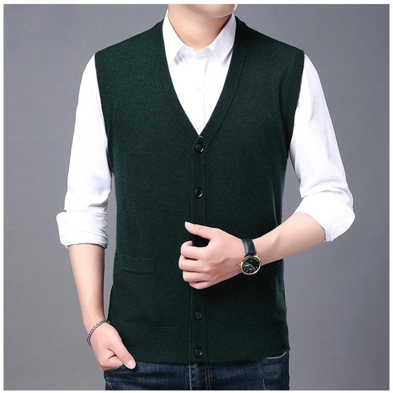 

Кардиганы для мужчин среднего возраста с шерстяными жилетами модны и повседневны, а жилеты, свитера и жилеты их отцов носят под ними. 190