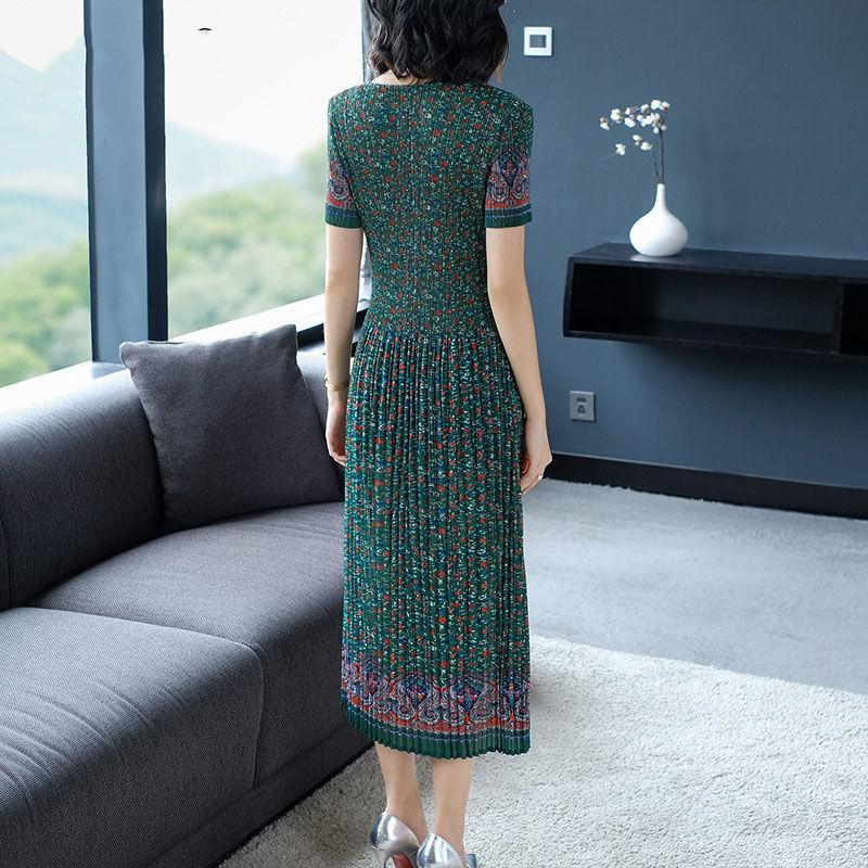 Fragmented floral pleated dress for women's summer new loose mid length covered belly style slimming pleated skirt