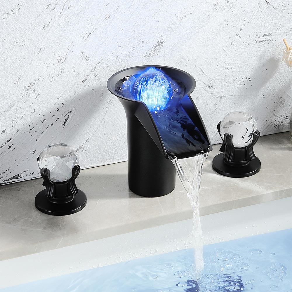 

Новый Черный Светодиодный Смеситель для Ванной Комнаты Широкорасположенный Кран для Раковины Латунный Кран для Раковины Смеситель для Раковины 3-отверстия Хрустальная Ручка Кран для Горячей и Холодной Воды чёрный