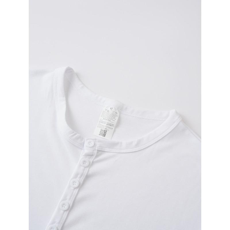 Herren Knopf-Henley-T-Shirt mit kurzen Ärmeln.
