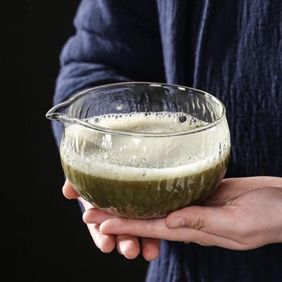 Bol en Verre Clair pour la Préparation du Matcha avec Bec Verseur et Finition Martelée