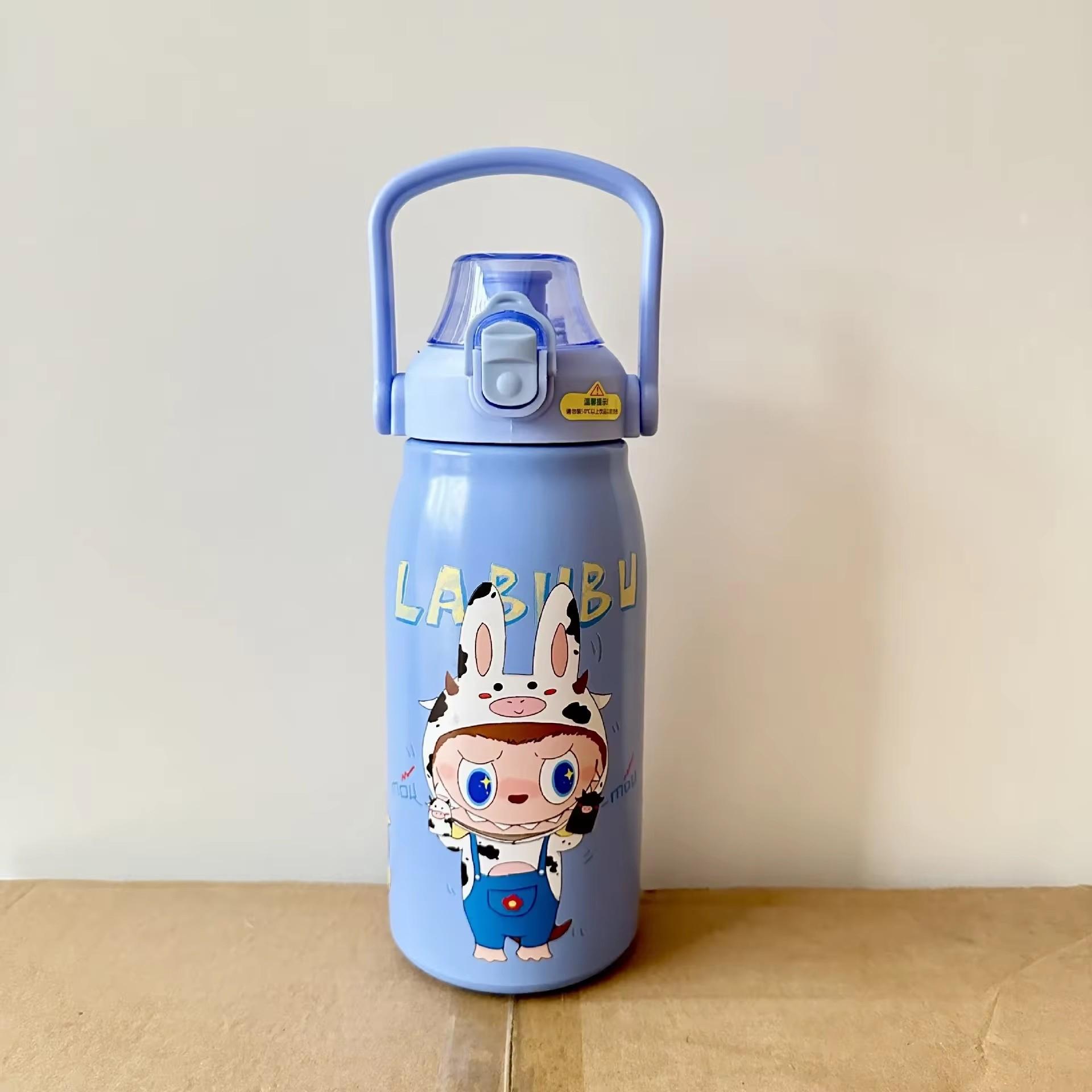 

1200 мл Кружка-термос из нержавеющей стали Labubu Большой емкости Спортивная бутылка для воды Новая мультяшная поп-крышка Портативная чашка для воды с соломинкой 1200ML