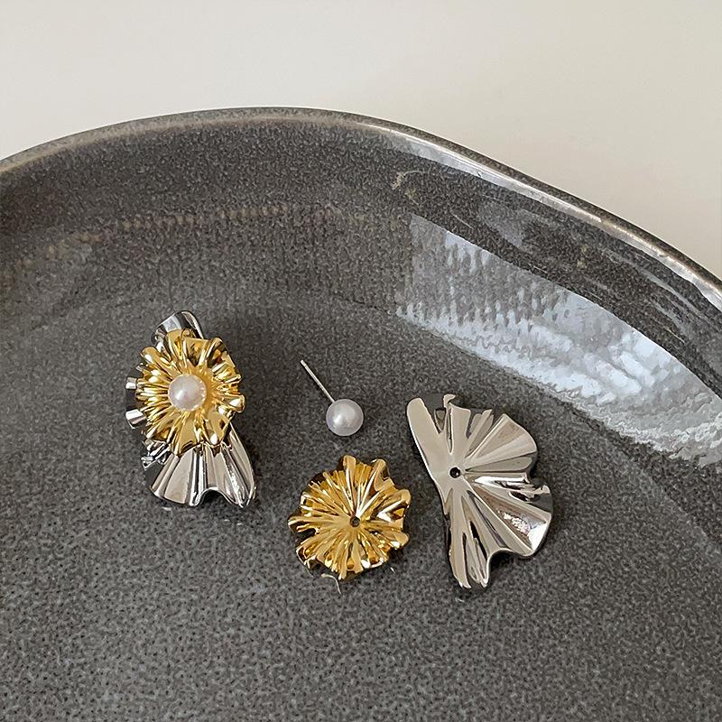 

A Pair Of Gold And Silver Contrasting Flower Stud Earrings For Women, Metal Cold Wind Heavy Industry Exquisite Fashion Versatile Earrings