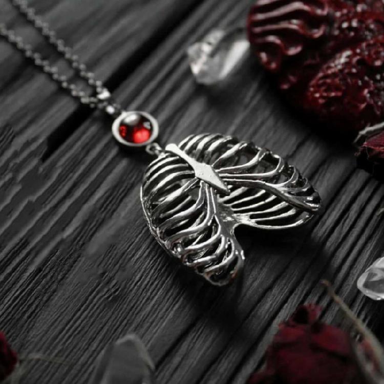 Detailed Metal Gothic Necklace With Heart Charm Perfect For Dark Aesthetic Wardrobe