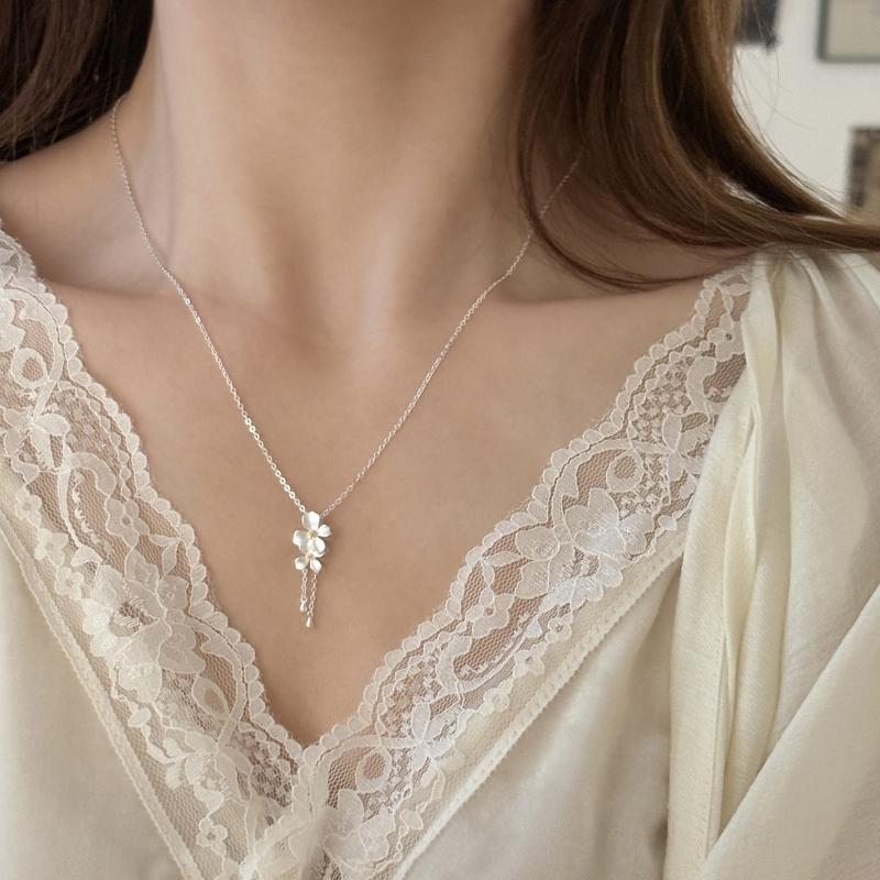 Women Elegant Zircon Irregular Flower Chain Necklace Fashion Silver Color Pendant Necklace Choker Female Party Jewelry Girls Gifts