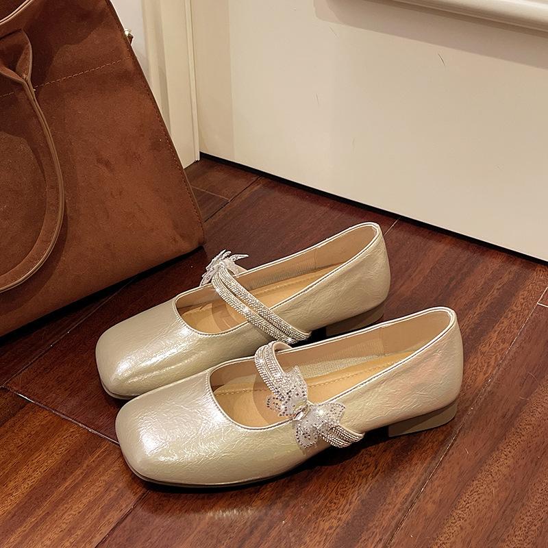 

Французские серебристые туфли Мэри Джейн на плоской подошве с квадратным носком, женские, лето 2025, новые, с бантом из стразов, маленькие кожаные туфли для носки с юбкой 40 шампанского