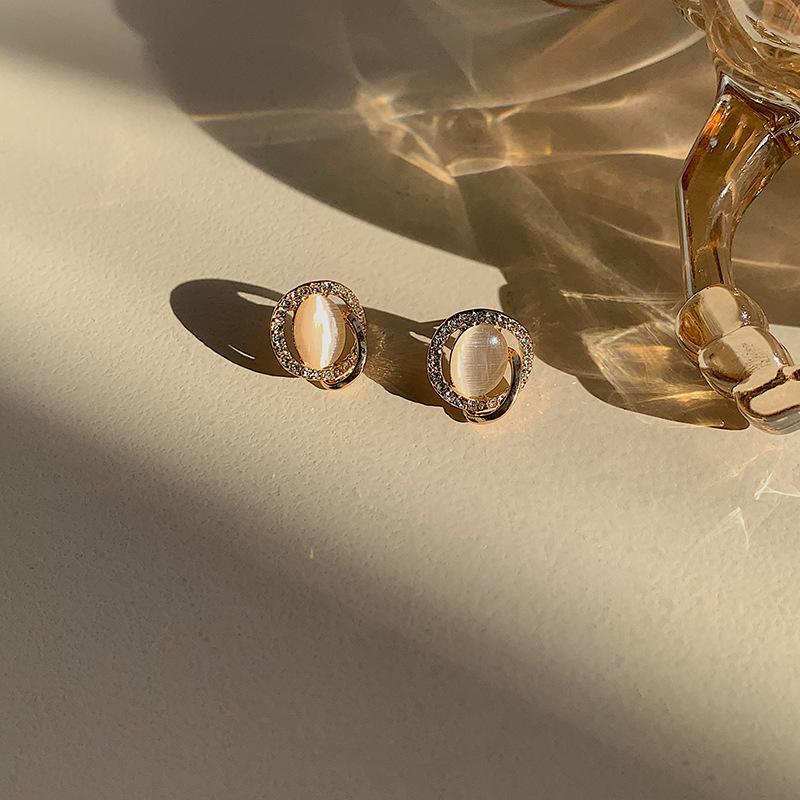 Round Opal Stud Earrings Women's French Simple Gentle Flash Diamond Earrings Summer Retro Temperament Daily Earrings