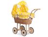 Hoge rieten poppenwagen met gele beddengoed en voering - naturel