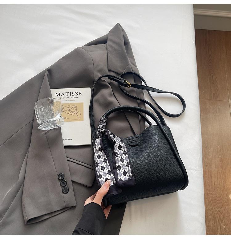 This year's popular bag 2025 new trendy Japanese and Korean small bag women's bag simple bucket bag shoulder bag crossbody portable