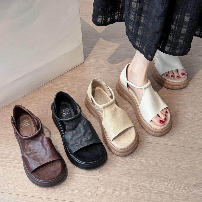 Neue lässige Strandsandalen für Damen mit dicken Sohlen und höhenverlängernden Schuhen