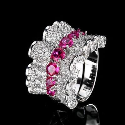 Anello con Fondo in Rame Placcato Oro Corindone Rosso Simulato Stile Retrò Gonna Pieghettata Anello con File di Diamanti