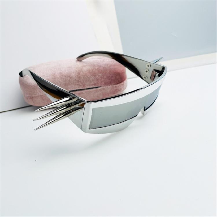Mutige Punk-Style Sonnenbrille mit Nieten-Detail PC-Rahmen Sonnenfilter Unisex Augenschutz Ausrüstung für Damen und Herren
