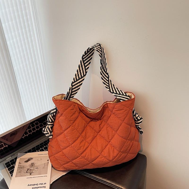 2025 autumn new fashionable large-capacity shoulder bag, diamond checkered bread suit bag, women's casual versatile tote bag