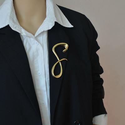 Brosche High-End-Metalldesign, 8-förmig, INS-Stil, angenehm zu tragen, große Brosche, Mantelnadel, Zubehör
