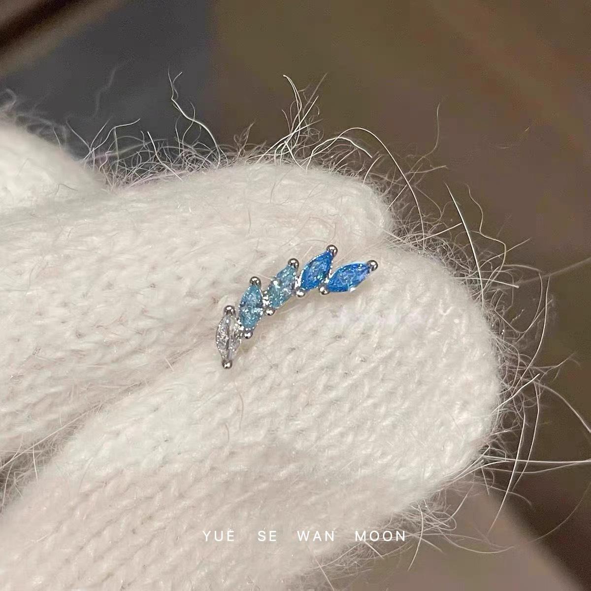 Ультра блестящие синие циркониевые титановые серьги-гвоздики с дугой: Нишевые ушные аксессуары в японско-корейском стиле