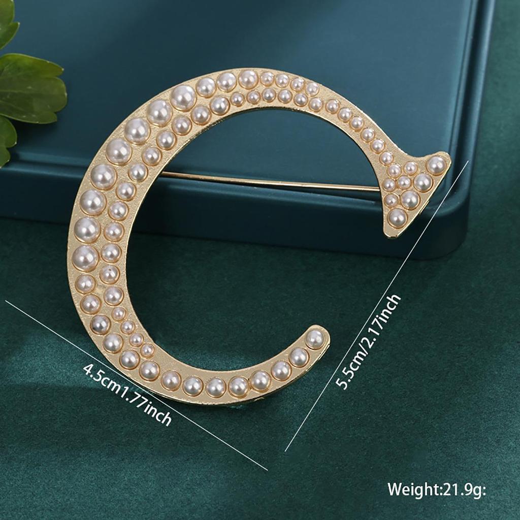 Pearl Alphabet Brooches: Retro Letter Pins for Clothing and Necklines.
