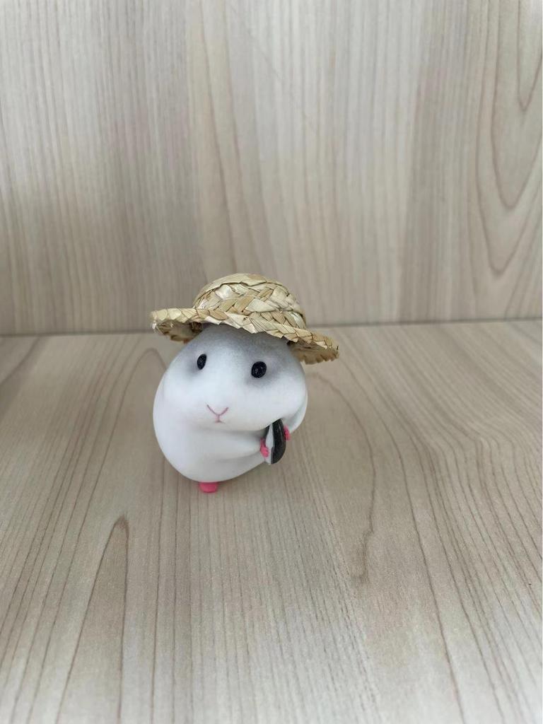 Peluche Criceto Scatola Cieca - Carino Ornamento per Auto con Cappello di Paglia