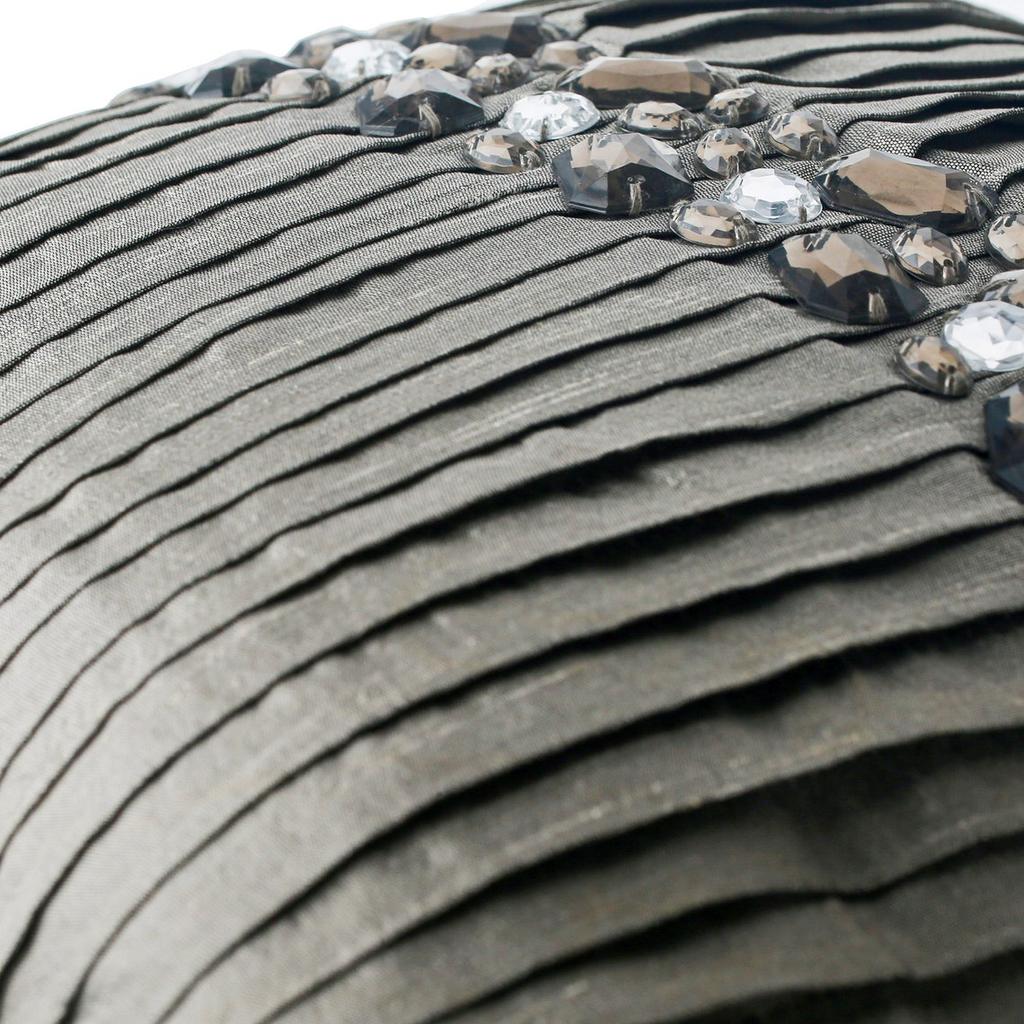 The HomeCentric Poszewki na poduszki dekoracyjne Poszewka na poduszkę dekoracyjną w kolorze srebrnym z kryształkami i zaszewkami Poszewka na poduszkę dekoracyjną z jedwabiu - Crystal Heaven