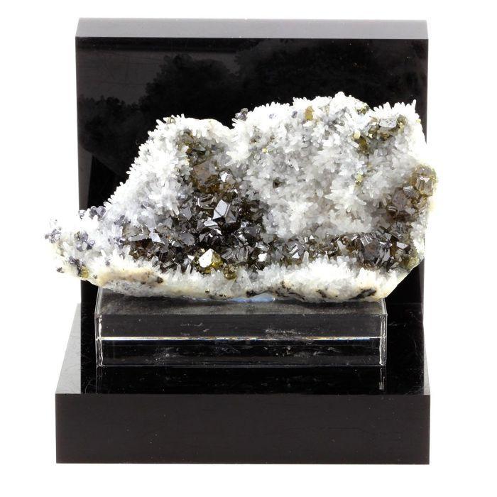 Pierres et Minéraux. Sphalerite + Quartz. 1515.0 ct. Krushev dol mine, Madan, Bulgarie.