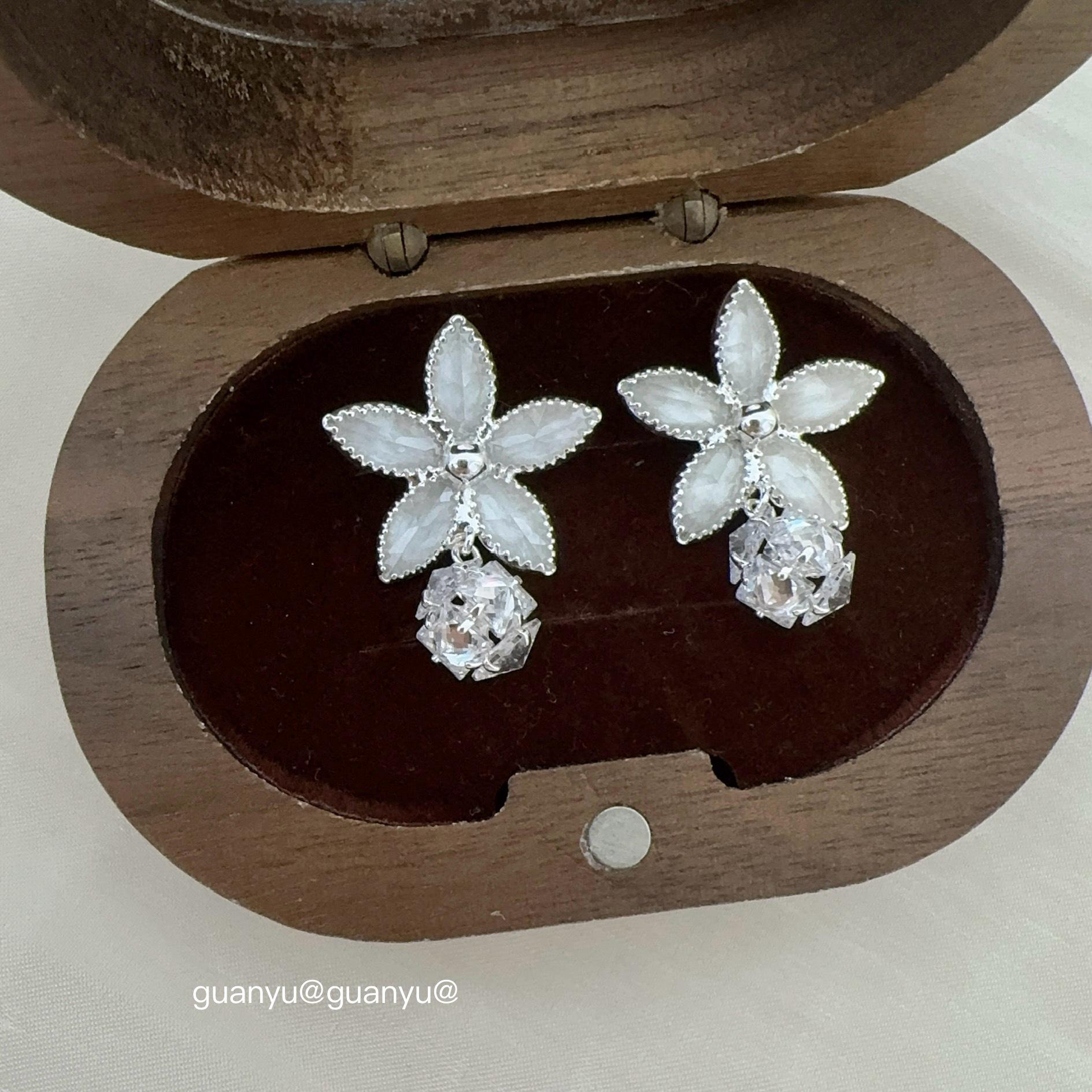 

Fresh Floral Zircon Pendant Stud Earrings: Sparkly, Fashionable, Versatile, and Exquisite Women s Luxury Accessory