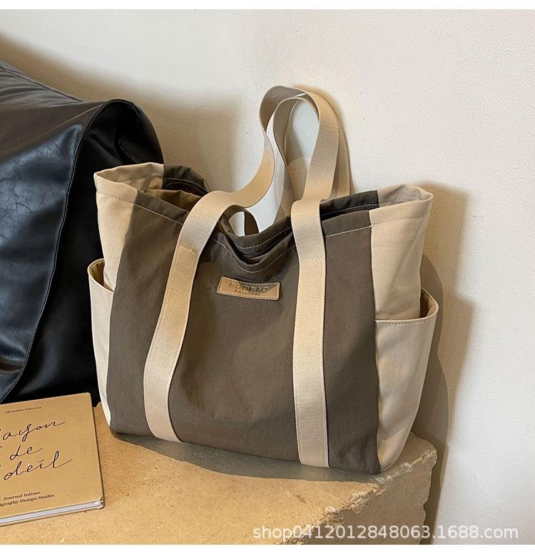 

Casual contrasting color canvas bag women s 2025 new large-capacity versatile shoulder bag fashionable and light commuter tote bag зелёный