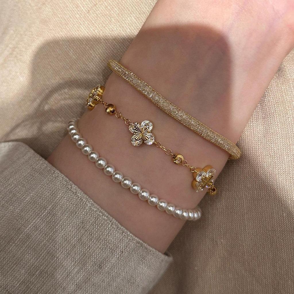Pulsera de Trébol de Cuatro Hojas Láser Hielo Triturado Dorado Intermitente - Joyería Retro de Lujo para Mujeres