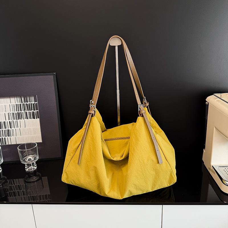 

Casual and fashionable large-capacity women s bags, new lightweight messenger tote bags, commuter shoulder bags, underarm bags. жёлтый