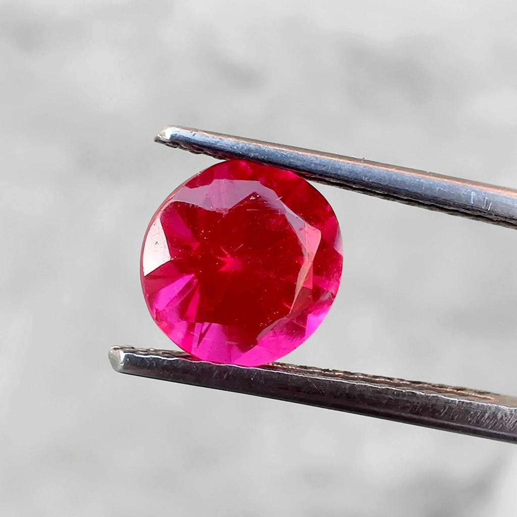 Rund geschliffener augenreiner Rubin-Farbton Glasstein, 1,55 Karat, 7 MM runder Glasstein, facettierter runder Glasstein.