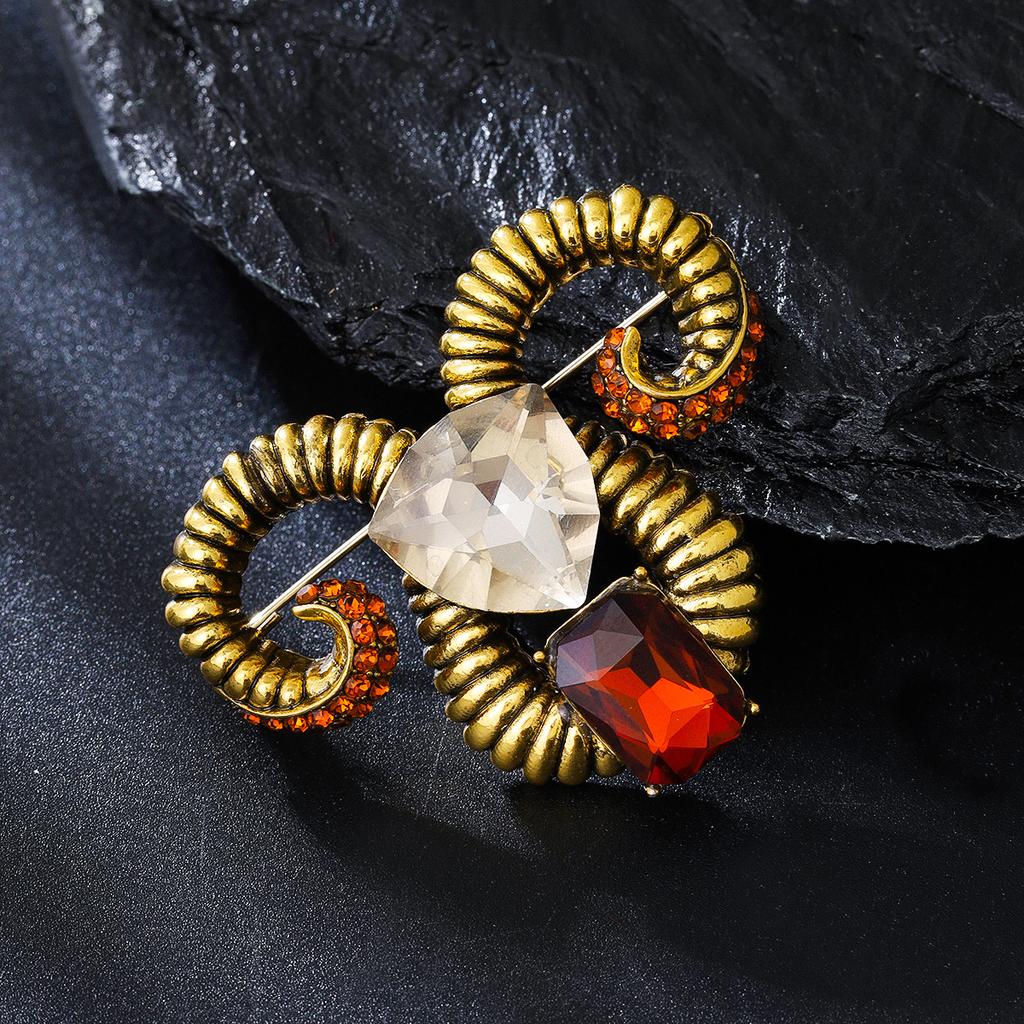 Personalized Retro Court Style Ancient Gold Goat Head Brooch Men's High-end Corsage Suit Dress Accessories Pin Badge