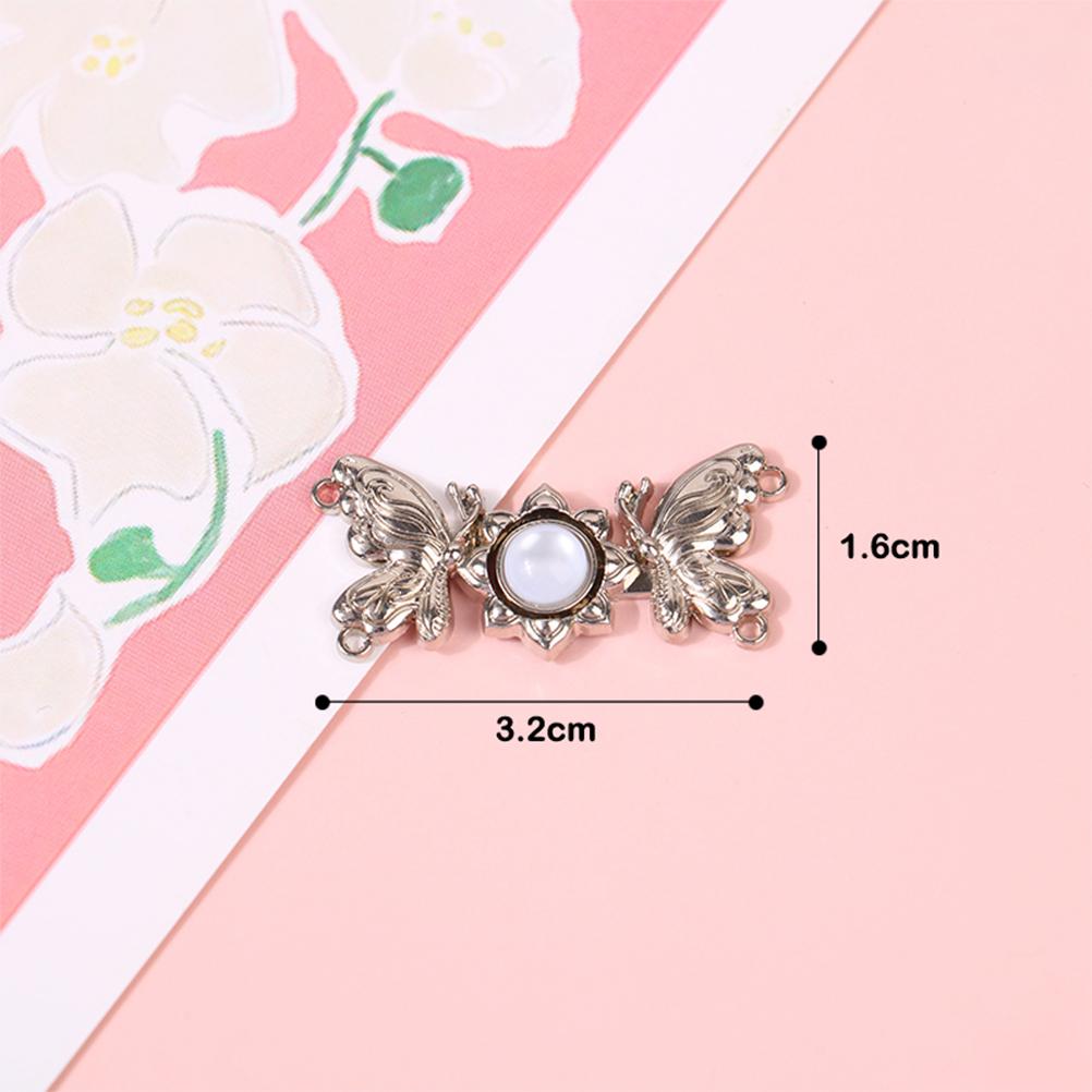 

Пряжки на талії джинсів, які регулюються. Красиві порожнисті металеві ґудзики. Жіночі штани від широких до вузьких, регульовані пряжки. Пряжки для жіночих джинсів.