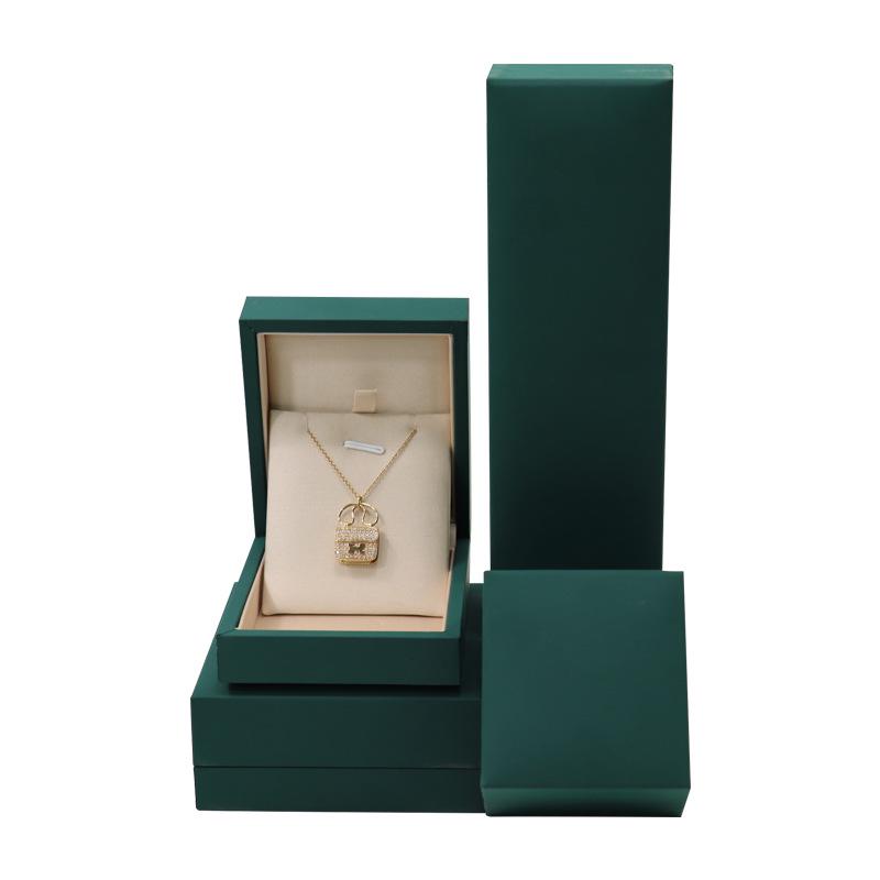 

Прямоугольная темно-зеленая упаковочная коробка для ювелирных изделий: колец, браслетов, ожерелий и подвесок. Pendant Box 8.5x7.3x3.5cm