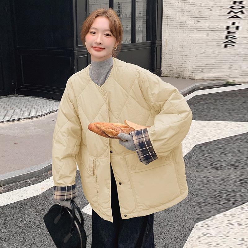 Rundhals karierte Daunen-Baumwolljacke für Damen, neuer dünner kurzer Stil, lockere Baumwolljacke für kleine Personen