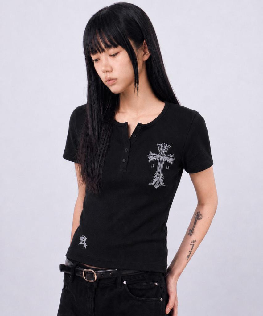 Damiswi Gothic Cross Henley Neck Short Sleeve_Black