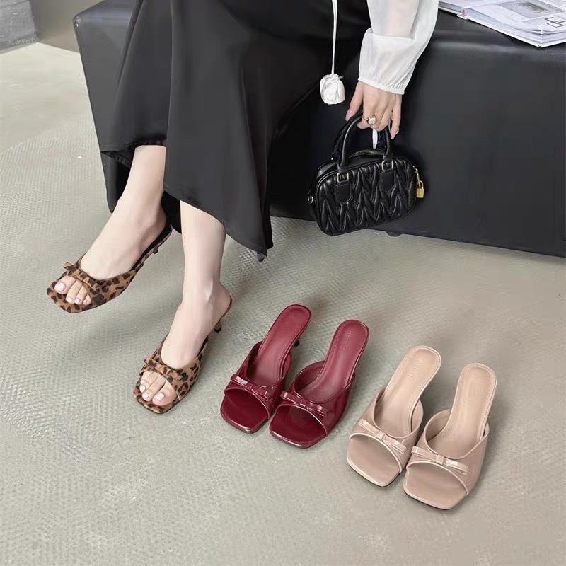 Μοντέρνα κόκκινα λουστρίνι γυναικεία παντόφλες μοντέρνα στρογγυλά ανοιχτά δάχτυλα λεπτά ψηλοτάκουνα Mules παντόφλες καλοκαιρινά παπούτσια για πάρτι