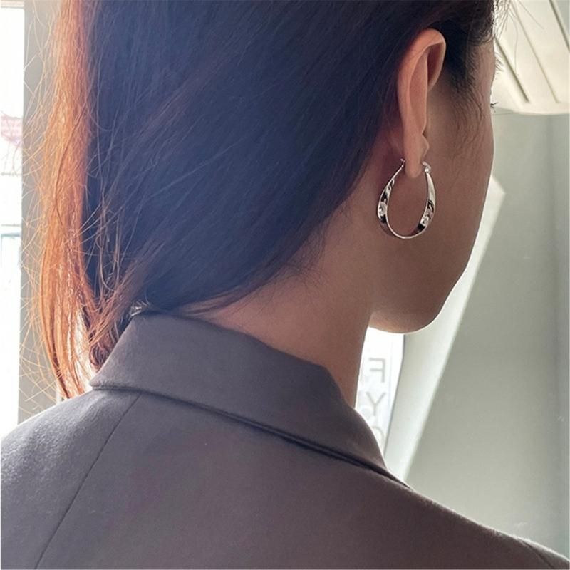 Elegantní geometrické náušnice kruhové s twistem pro trendy ženy s designem Möbiovy pásky a ženským půvabem pro každodenní nošení