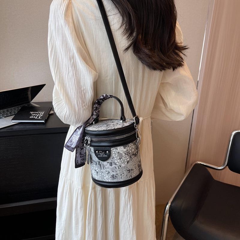 High-end fashion casual niche texture bucket bag 2025 new women's bag trend versatile messenger bag women