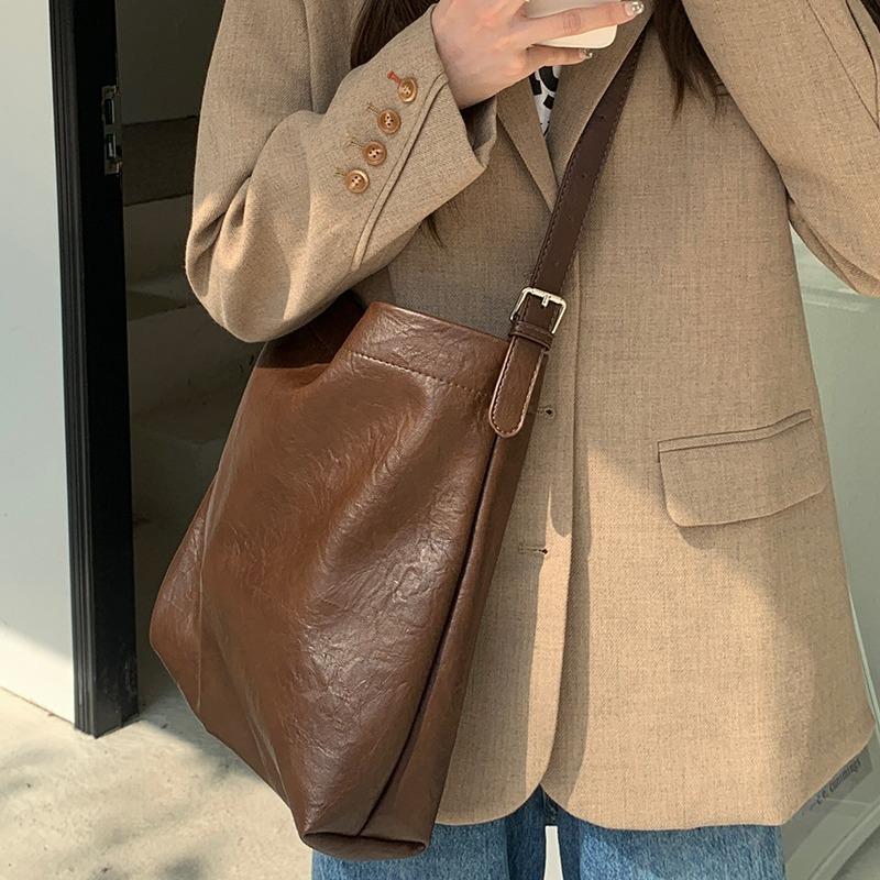 Lazy large-capacity tote bag women's new fashion commuter soft leather bucket bag college student messenger shoulder bag