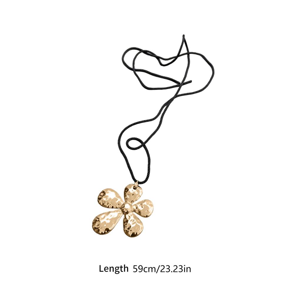 Statement Textured Flower Necklace Floral Shape Neckchain Adjustable Clavicle Chain Elegant Blossom Jewelry for Weddings