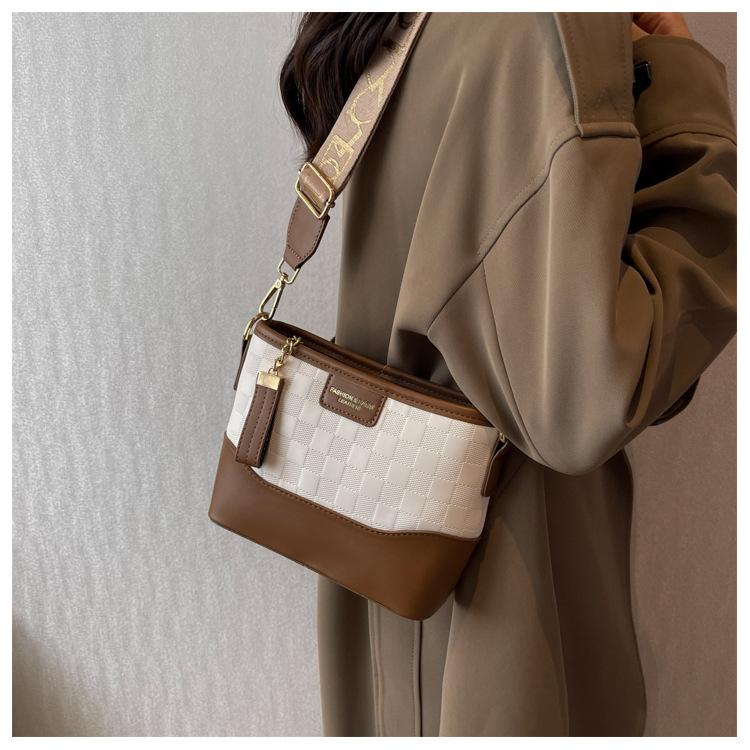 Fashion Temperament Versatile Bag Large Capacity High Texture Wide Shoulder Strap Design Messenger Bag