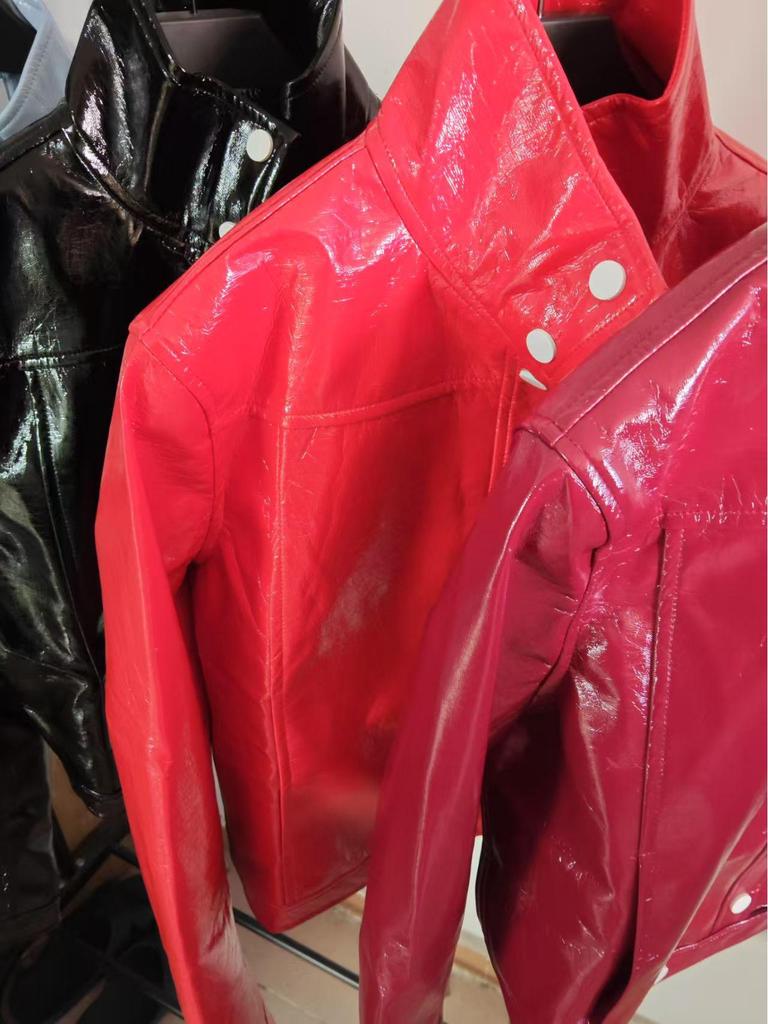 Burgundská klasická francouzská niková lesklá PU kůže silueta klopová bunda