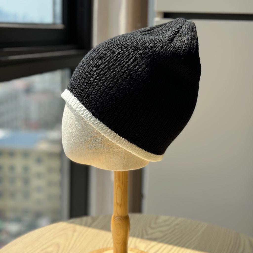 Neue Herbst- und Winter-Strickmütze mit Streifen, die das Gesicht zur Geltung bringt, kleine koreanische Version, trendige Mode, einfache, vielseitige, warme Wollmütze, Kälteschutzmütze