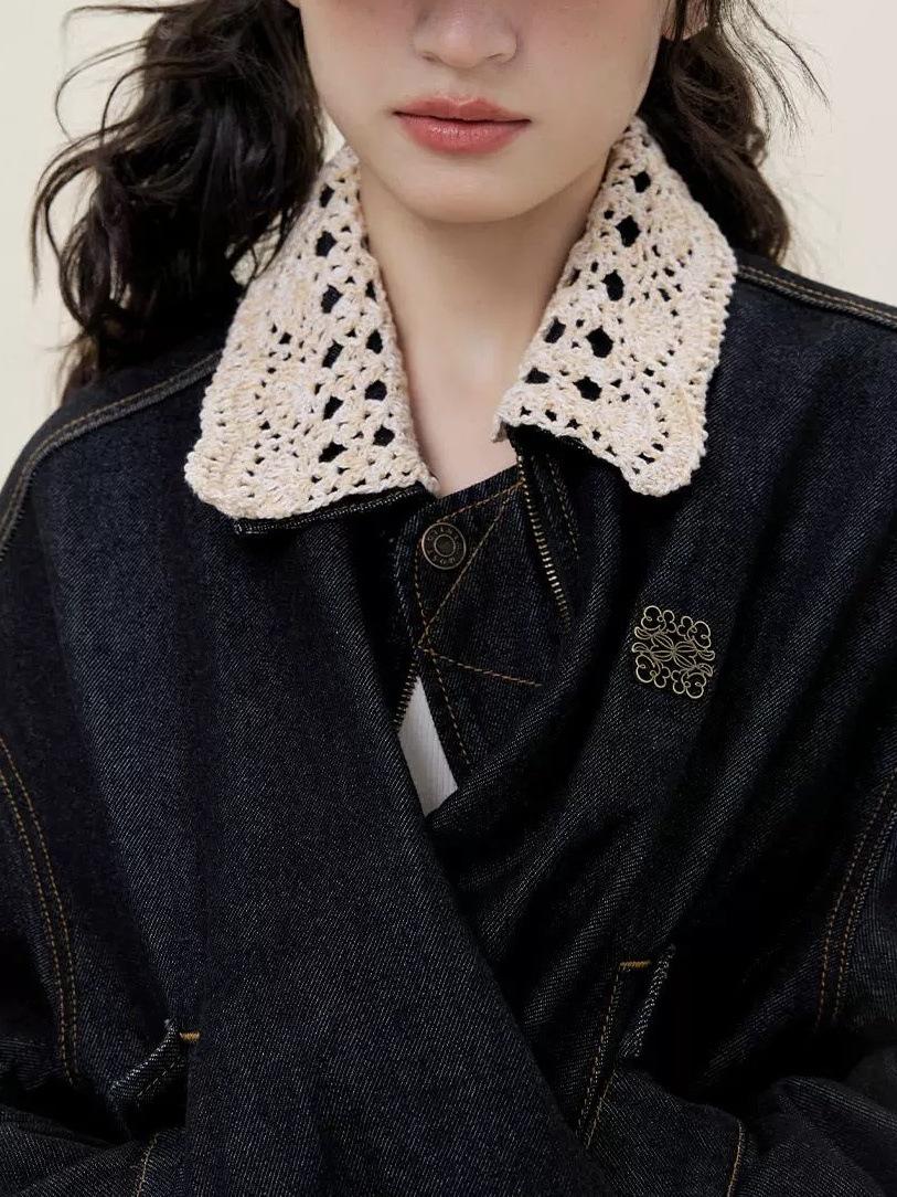 

Джинсовая куртка Mosswanted с цветочной отделкой по низу, съемным вязаным воротником и романтичным кружевом - девичий стиль для осени Small