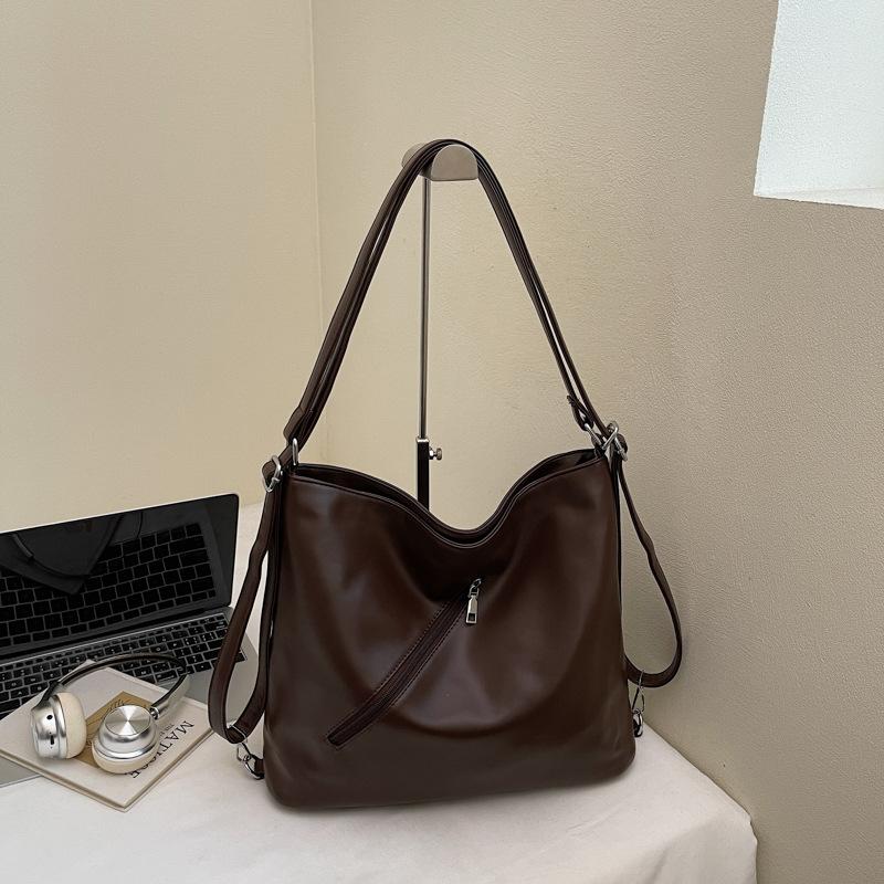 

Retro large-capacity commuter backpack women s 2025 autumn new niche casual tote bag crossbody shoulder backpack темно-коричневого