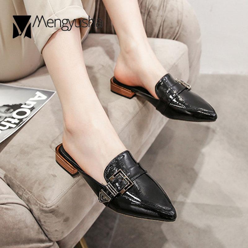 Модные блестящие лакированные кожаные мюли женские тапочки с пряжкой на ремне женская — фото 6