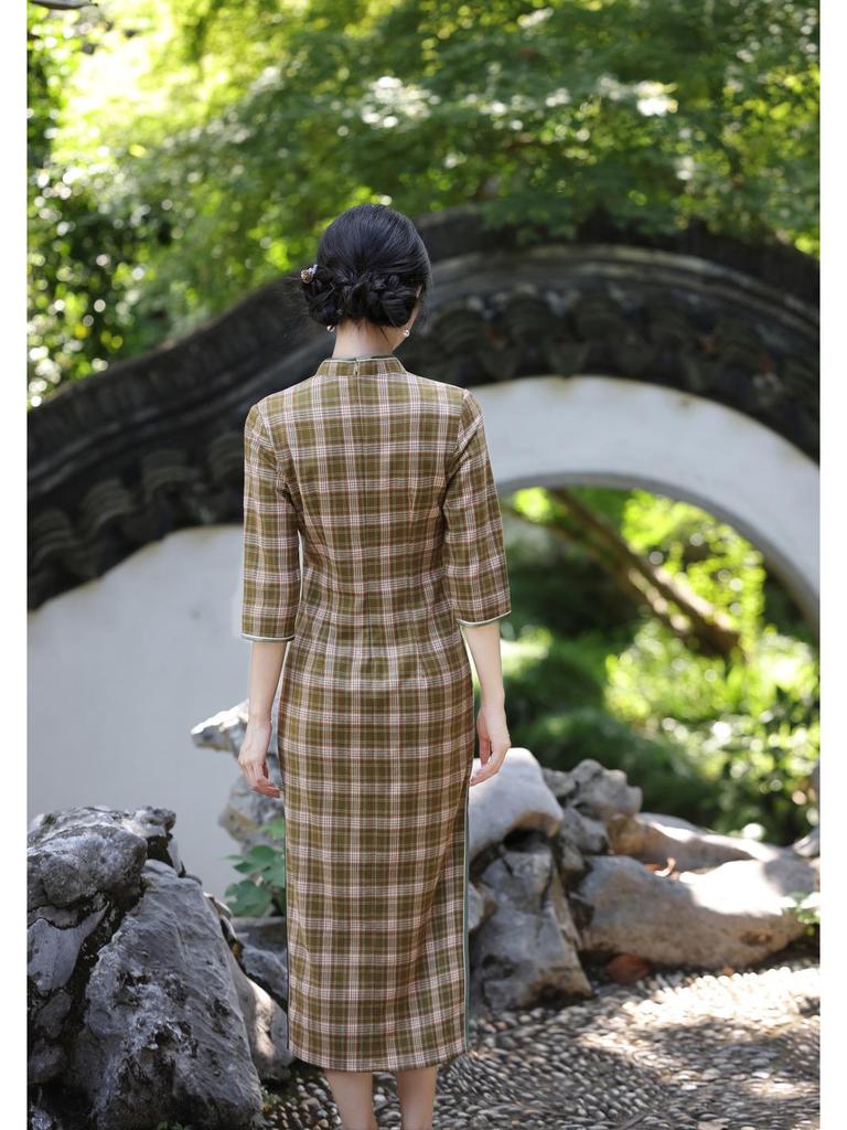 2025 Retro Rotes Karomuster Langarm Cheongsam: Moderner chinesischer Stil, Junge und hochwertige Alltagskleidung
