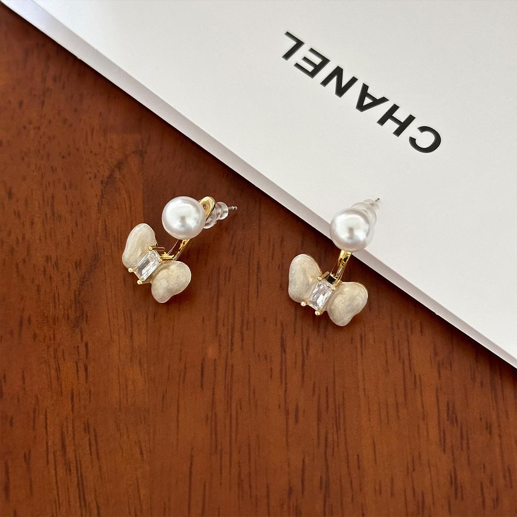 Exquisite and sweet bow stud earrings women's Korean version Xiaoxiang pearl earrings versatile autumn and winter silver needle earrings new models