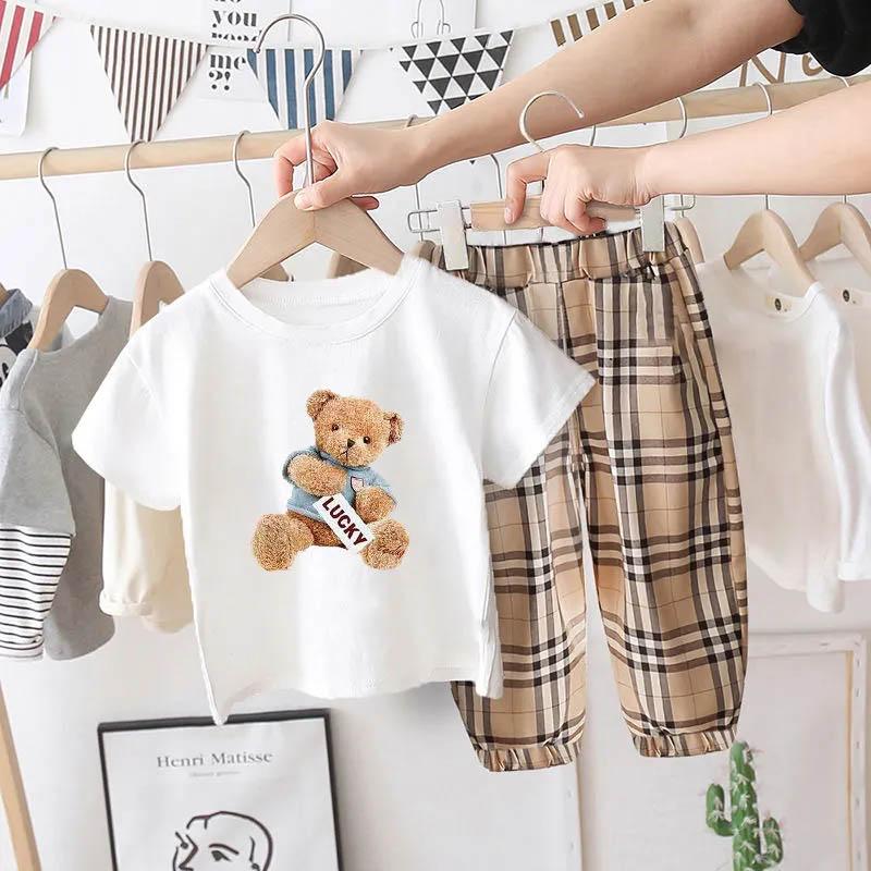 

Дитячі костюми для хлопчиків, літній принт із ведмедиком, суцільний бавовняний, м’який, з короткими рукавами + штани з дев’ятьма балками, гарний одяг для дівчаток, комплект із двох предметів 110