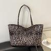 2025 new casual simple fashion commuter shoulder bag European and American retro leopard print large capacity tote bag