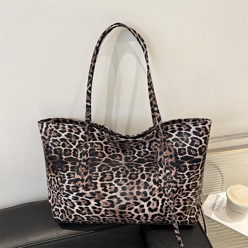 2025 new casual simple fashion commuter shoulder bag European and American retro leopard print large capacity tote bag