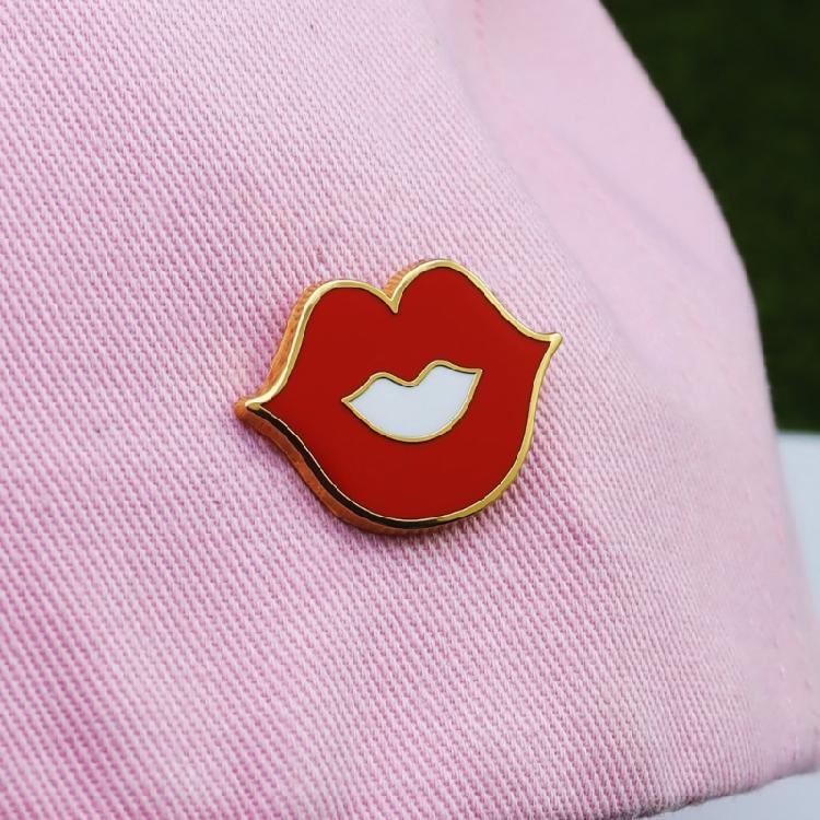 Fashion Enamel Pin Mouth Shaped Brooch Elegant Jackets Bag Backpack Badge Eye Catching Accessory for Trendsetters